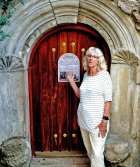 Sabine Schneider während eines Ortsrundganges am Sitznischenportal.