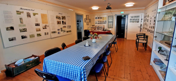 Wand in der Heimatstube mit Fotodokumentationen.